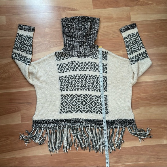 Miss Me Rare Bohemian Southwestern Navajo Fringe Turtleneck Sweater Size M/L - Picture 9 of 12